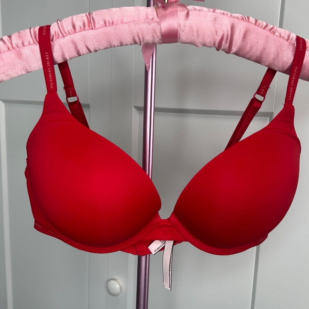 Victoria’s Secret Red T-shirt push-up plunge bra 36C EUC sweatheart